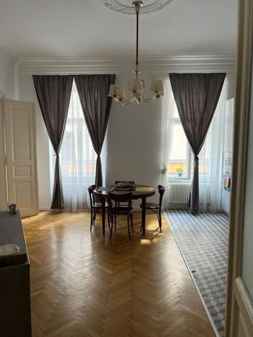 Beautiful Condo At The Old Town ブラチスラヴァ エクステリア 写真